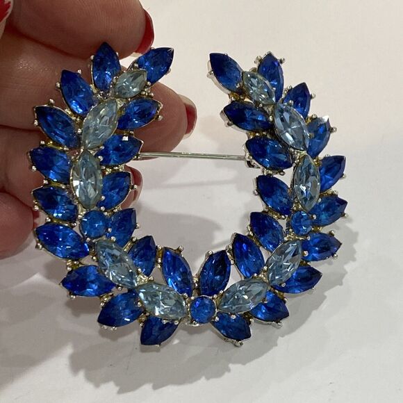 Vintage mid century brooch open wreath dark blue rhinestones pin on silvertone - Picture 2 of 5